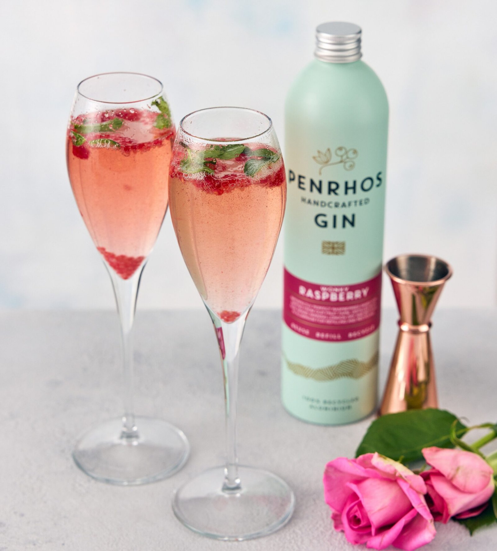 Raspberry Gin Fizz with prosecco, raspberries and mint