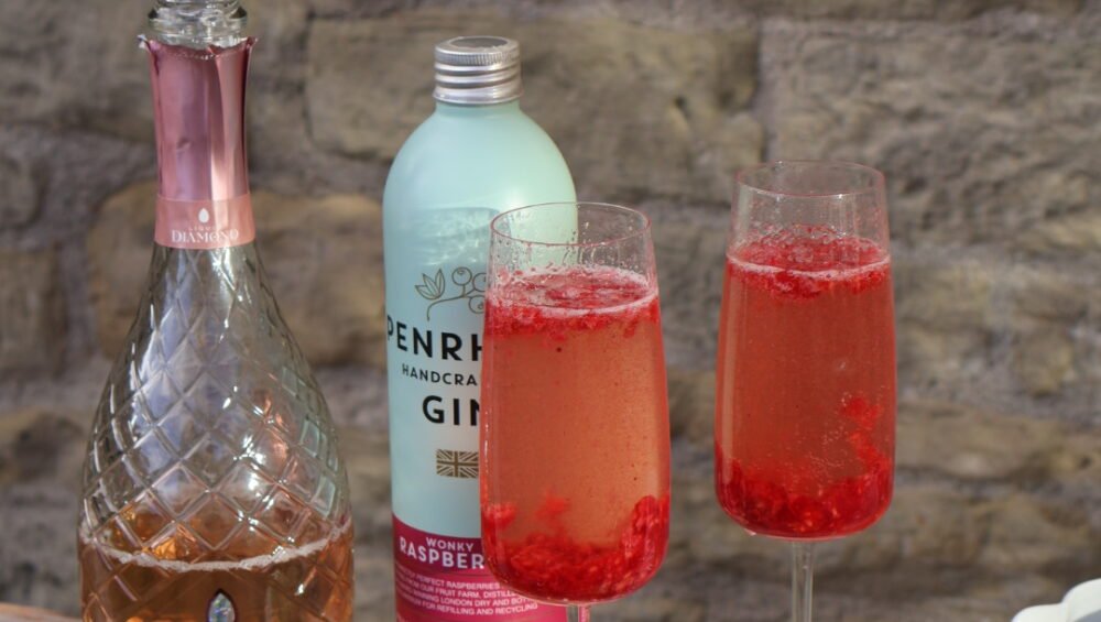 Raspberry gin Fizz with prosecco